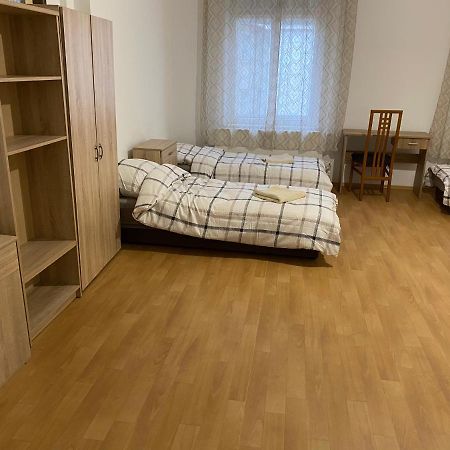 Apartments Tomkova ฮราเดตสคราโลเว ภายนอก รูปภาพ