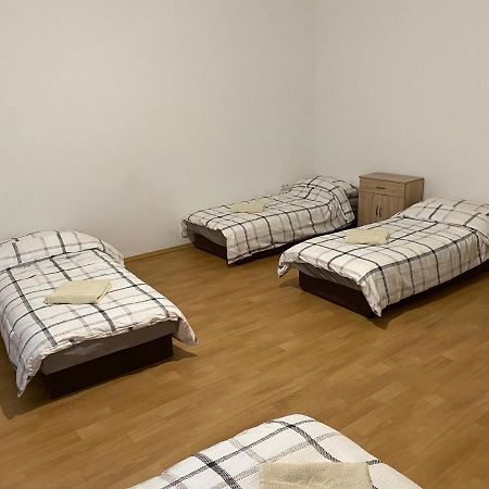 Apartments Tomkova ฮราเดตสคราโลเว ภายนอก รูปภาพ
