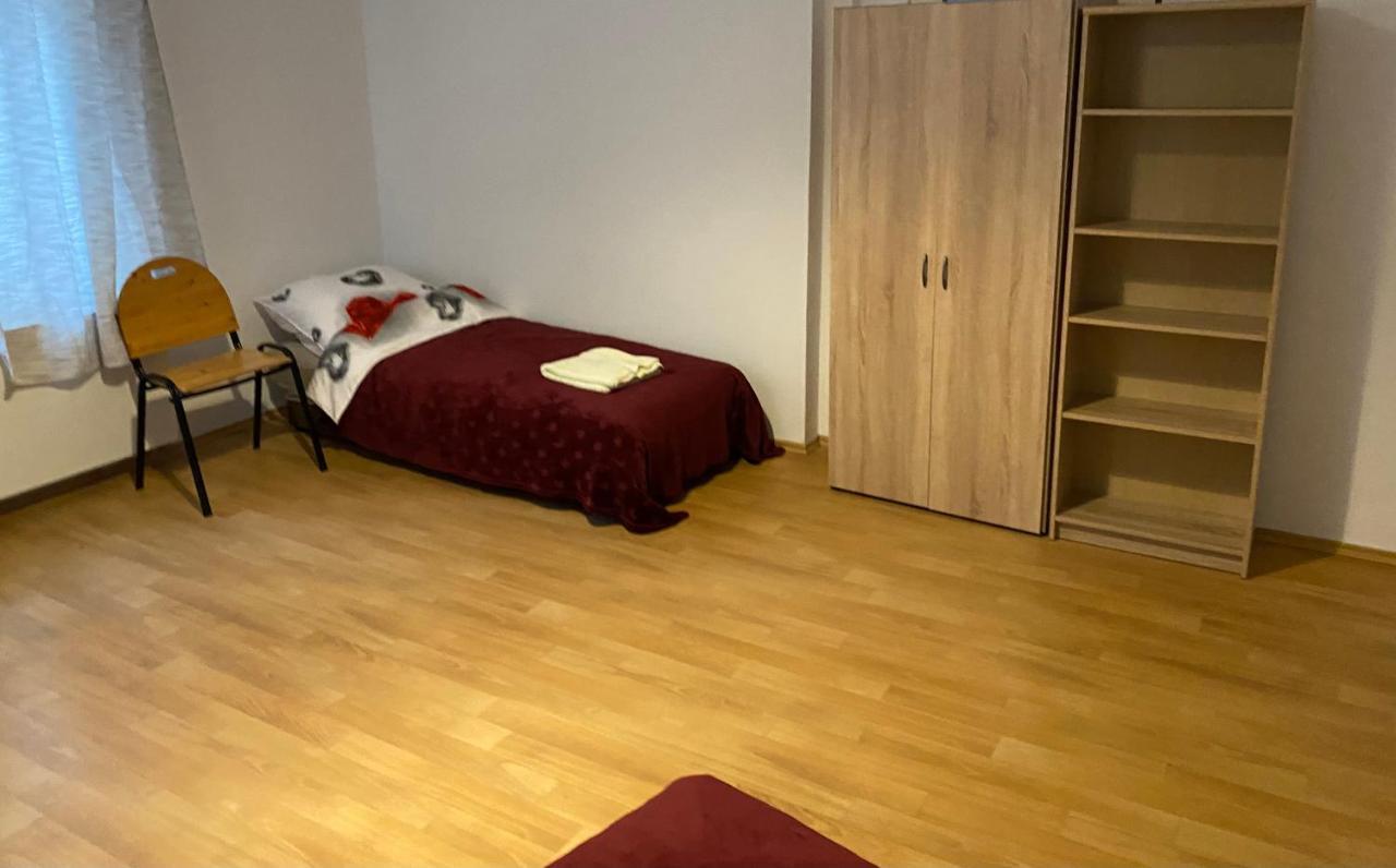 Apartments Tomkova ฮราเดตสคราโลเว ภายนอก รูปภาพ