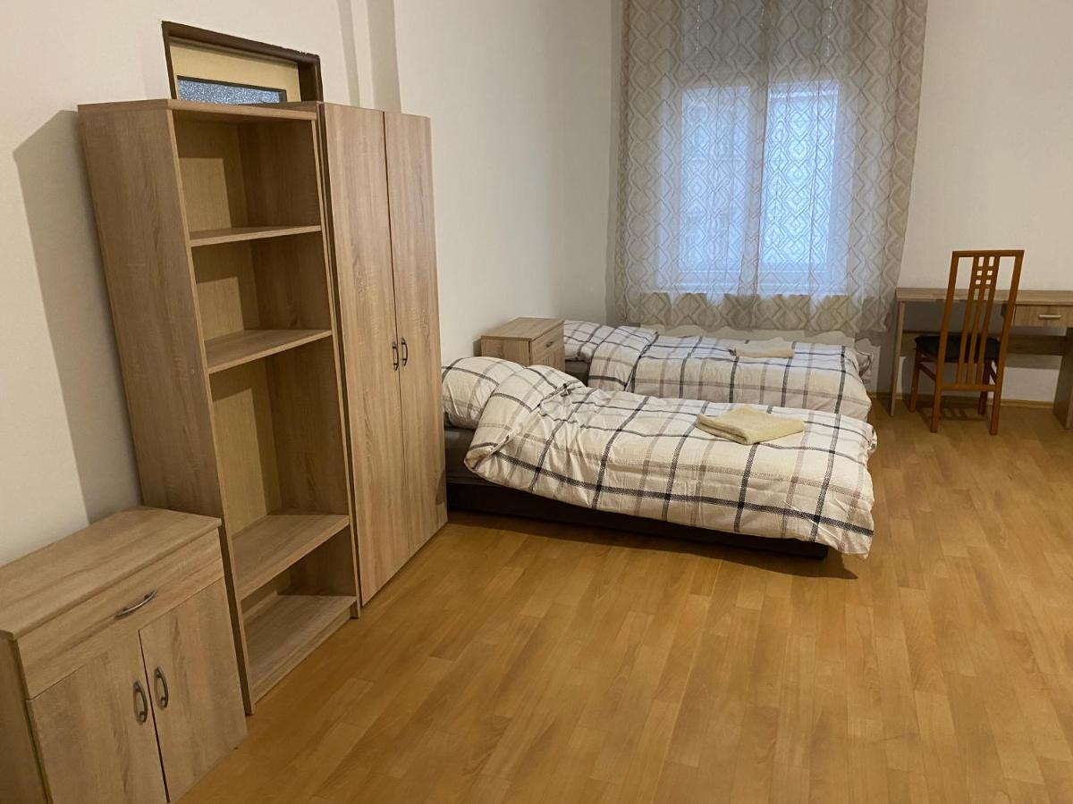 Apartments Tomkova ฮราเดตสคราโลเว ภายนอก รูปภาพ