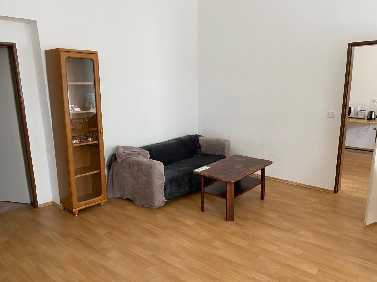 Apartments Tomkova ฮราเดตสคราโลเว ภายนอก รูปภาพ