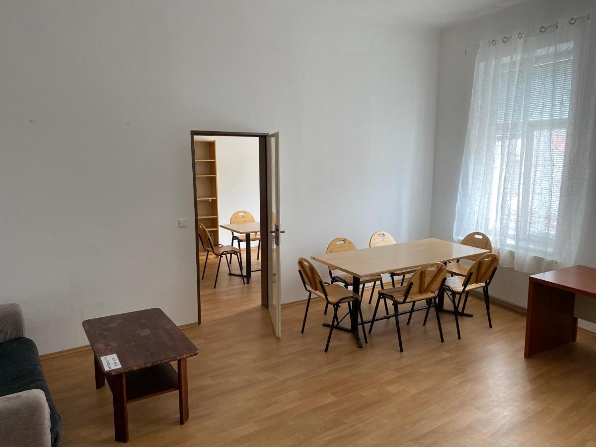 Apartments Tomkova ฮราเดตสคราโลเว ภายนอก รูปภาพ